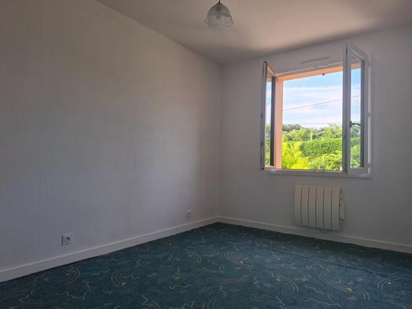 Maison évolutive, secteur la Ferté Macé, 3 chambres, sur sous sol, parc de 3000 m2 arboré et clos.