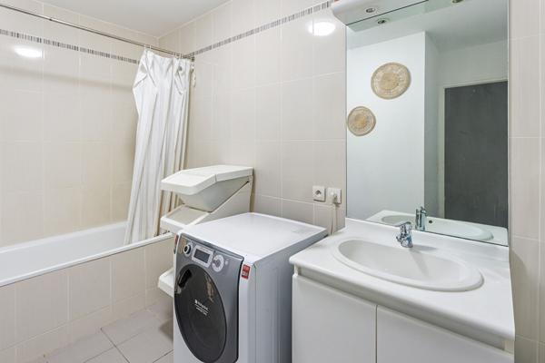 T3 de 62 m² dernier étage avec grande terrasse et 2 places de stationnement,  
Nantes 44300