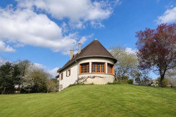 Proche La Bazoche Gouet, pavillon de belle qualité sur terrain très bien arboré