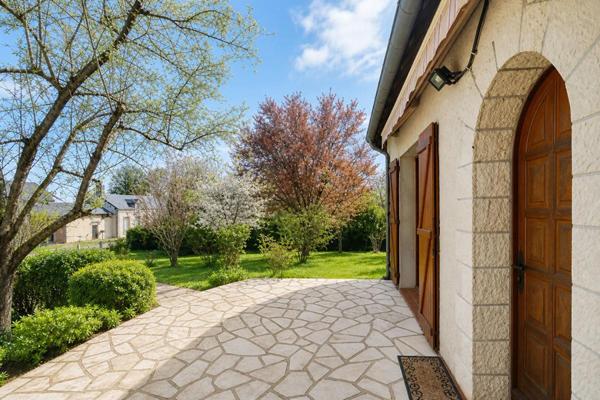Proche La Bazoche Gouet, pavillon de belle qualité sur terrain très bien arboré