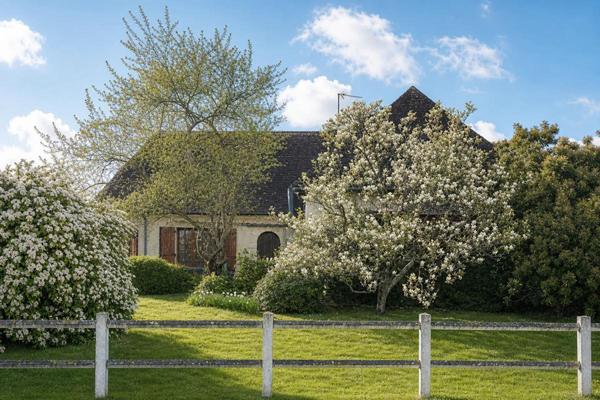 Proche La Bazoche Gouet, pavillon de belle qualité sur terrain très bien arboré