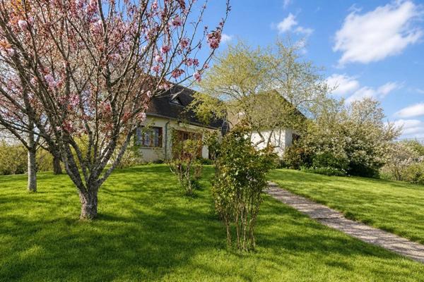 Proche La Bazoche Gouet, pavillon de belle qualité sur terrain très bien arboré