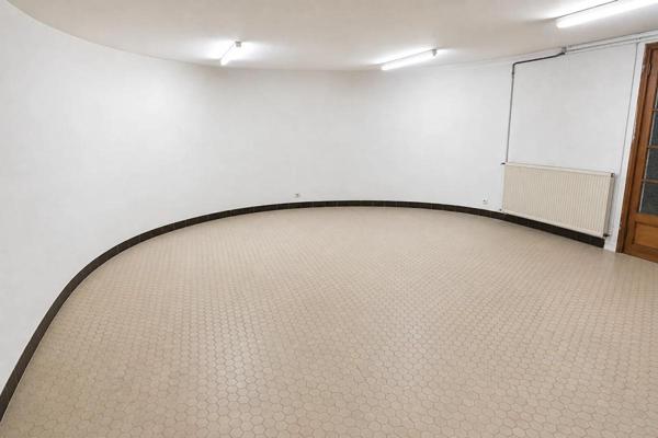 Proche La Bazoche Gouet, pavillon de belle qualité sur terrain très bien arboré