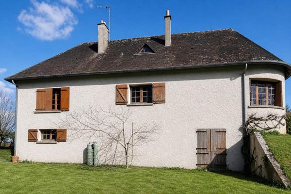 Proche La Bazoche Gouet, pavillon de belle qualité sur terrain très bien arboré