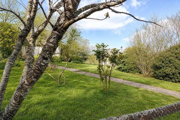 Proche La Bazoche Gouet, pavillon de belle qualité sur terrain très bien arboré