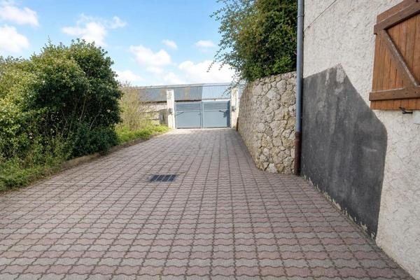 Proche La Bazoche Gouet, pavillon de belle qualité sur terrain très bien arboré