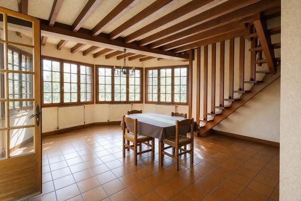 Proche La Bazoche Gouet, pavillon de belle qualité sur terrain très bien arboré