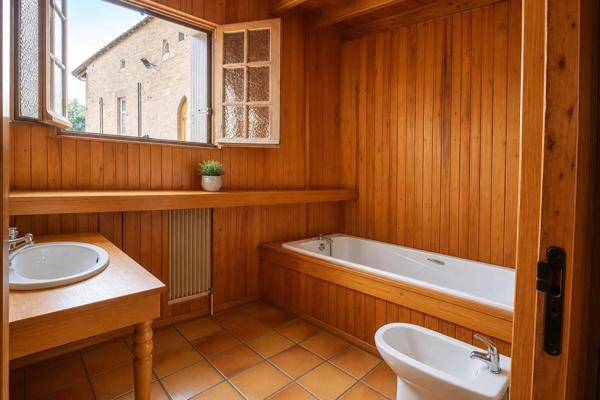Proche La Bazoche Gouet, pavillon de belle qualité sur terrain très bien arboré
