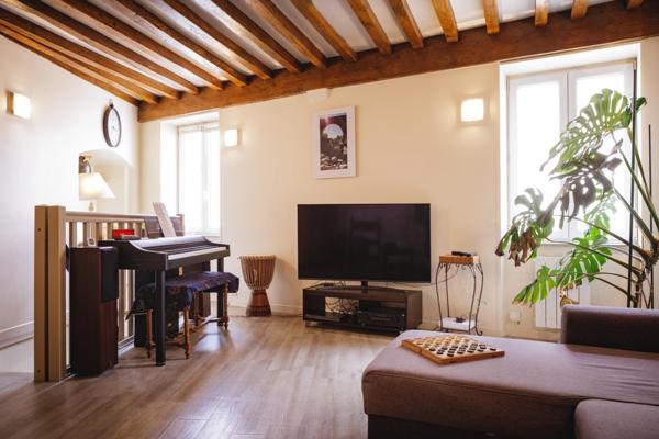 Idéalement placée à Saint Laurent sur Saône , venez découvrir cette charmante maison de ville en pierre à 5min à pied des commodités