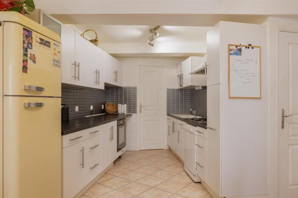 Idéalement placée à Saint Laurent sur Saône , venez découvrir cette charmante maison de ville en pierre à 5min à pied des commodités