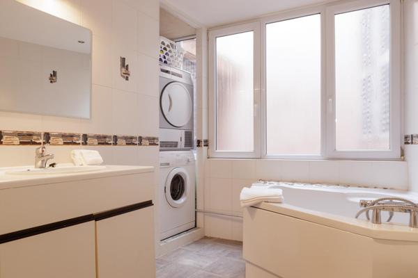 Idéalement placée à Saint Laurent sur Saône , venez découvrir cette charmante maison de ville en pierre à 5min à pied des commodités