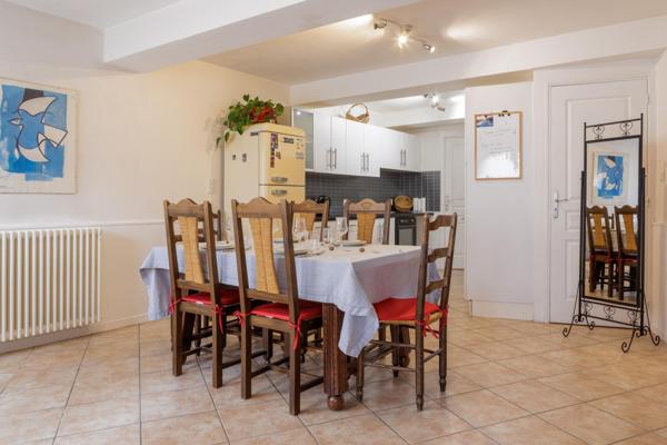 Idéalement placée à Saint Laurent sur Saône , venez découvrir cette charmante maison de ville en pierre à 5min à pied des commodités