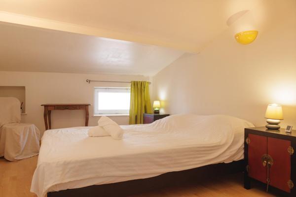 Idéalement placée à Saint Laurent sur Saône , venez découvrir cette charmante maison de ville en pierre à 5min à pied des commodités