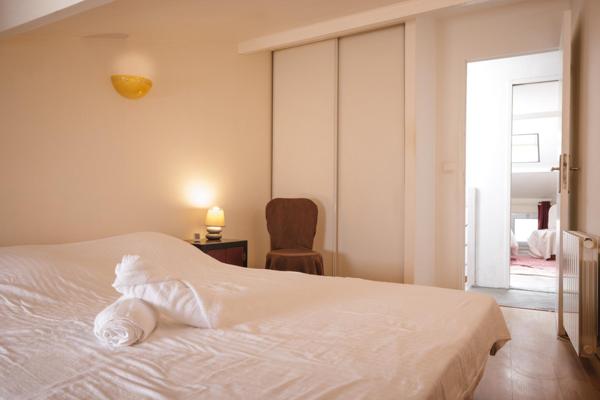 Idéalement placée à Saint Laurent sur Saône , venez découvrir cette charmante maison de ville en pierre à 5min à pied des commodités