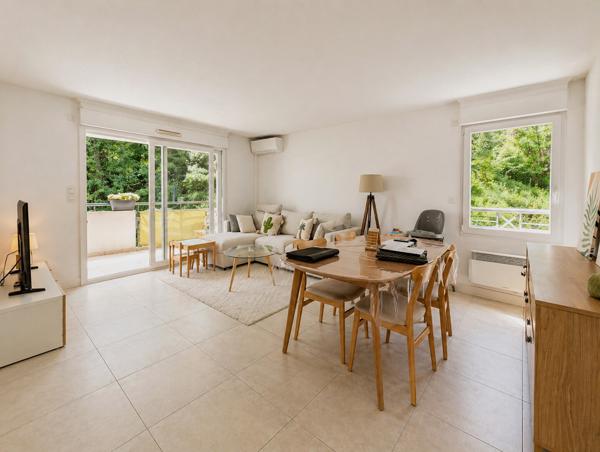 MAGNIFIQUE APPARTEMENT PISCINE GARAGE