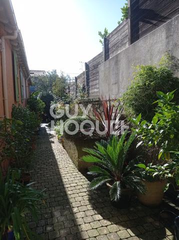 Maison de ville en pierre de taille à Saintes - Un Charme Historique Rénové avec Éclat