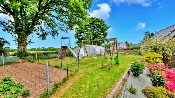 Longère 6 pièces 140 M2 à ROMAGNE avec dépendances et terrain