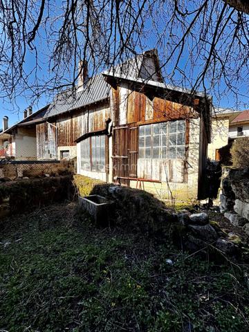 Un lieu chargé d’histoire, au centre d’un village de montagne authentique, offrant un potentiel rare.
Cette bâtisse en pierre, autrefois la forge du village, se situe au cœur de La Compôte, dans le massif préservé des Bauges. Elle bénéficie d’un environnement naturel exceptionnel : départs de randonnées, lacs, stations et paysages alpins accessibles en quelques minutes.

Un permis existant et un potentiel d’évolution remarquable
Le permis de construire actuellement validé prévoit deux plateaux pour une surface totale d’environ 135 m² aménageables.
Ce cadre offre déjà une base solide pour un projet d’habitation ou d’investissement.
Mais l’intérêt majeur réside dans la possibilité de modifier ce permis, ouvrant la voie à des aménagements plus ambitieux, jusqu’à environ 160 m² habitables selon les configurations.

Plusieurs scénarios deviennent alors envisageables:
Un grand logement familial de type T5
Deux logements distincts (T3 + T5)
Un projet modulé selon vos besoins, vos envies ou votre stratégie patrimoniale
La hauteur sous plafond et la charpente apparente permettent d’imaginer des volumes lumineux, uniques, avec un cachet exceptionnel.

 Caractéristiques et atouts:
Bâtisse en pierre, saine et rassurante
Raccordement électrique réalisé
Toiture partiellement refaite en bac acier (reste en tôle en bon état)
Possibilité de stationnement privatif couvert
Espaces terrasses exploitables
Volume intéressant pour entreposer du matériel ou créer un espace de travail selon projet
Idéal pour un investissement locatif, un projet familial ou un lieu de vie atypique

 Travaux à prévoir:
*Raccordement au tout-à-l’égout
*Raccordement à l’eau
*Aménagement intérieur complet selon le projet retenu

Un lieu à ressentir
Cette ancienne forge est un lieu qui se visite pour en saisir l’âme et le potentiel.
Même sans terrain, la nature environnante devient votre véritable espace extérieur : forêts, montagnes, sentiers, activités de plein air… Un cadre de vie rare.
La lumière, les volumes et la charpente confèrent à cette bâtisse un charme unique, difficile à percevoir sans s’y rendre.
Pour vous aider à vous projeter, un travail d’esquisse et de réflexion a été mené avec Chlôme (architecte / maître d’œuvre). Cette approche, indépendante du permis de construire existant, ouvre des perspectives intéressantes pour un futur projet.

Je reste à votre écoute pour toute question et, si cette bâtisse éveille votre intérêt, je suis disponible pour vous la faire visiter.