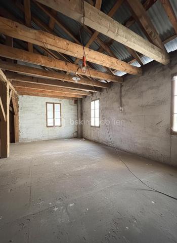 Un lieu chargé d’histoire, au centre d’un village de montagne authentique, offrant un potentiel rare.
Cette bâtisse en pierre, autrefois la forge du village, se situe au cœur de La Compôte, dans le massif préservé des Bauges. Elle bénéficie d’un environnement naturel exceptionnel : départs de randonnées, lacs, stations et paysages alpins accessibles en quelques minutes.

Un permis existant et un potentiel d’évolution remarquable
Le permis de construire actuellement validé prévoit deux plateaux pour une surface totale d’environ 135 m² aménageables.
Ce cadre offre déjà une base solide pour un projet d’habitation ou d’investissement.
Mais l’intérêt majeur réside dans la possibilité de modifier ce permis, ouvrant la voie à des aménagements plus ambitieux, jusqu’à environ 160 m² habitables selon les configurations.

Plusieurs scénarios deviennent alors envisageables:
Un grand logement familial de type T5
Deux logements distincts (T3 + T5)
Un projet modulé selon vos besoins, vos envies ou votre stratégie patrimoniale
La hauteur sous plafond et la charpente apparente permettent d’imaginer des volumes lumineux, uniques, avec un cachet exceptionnel.

 Caractéristiques et atouts:
Bâtisse en pierre, saine et rassurante
Raccordement électrique réalisé
Toiture partiellement refaite en bac acier (reste en tôle en bon état)
Possibilité de stationnement privatif couvert
Espaces terrasses exploitables
Volume intéressant pour entreposer du matériel ou créer un espace de travail selon projet
Idéal pour un investissement locatif, un projet familial ou un lieu de vie atypique

 Travaux à prévoir:
*Raccordement au tout-à-l’égout
*Raccordement à l’eau
*Aménagement intérieur complet selon le projet retenu

Un lieu à ressentir
Cette ancienne forge est un lieu qui se visite pour en saisir l’âme et le potentiel.
Même sans terrain, la nature environnante devient votre véritable espace extérieur : forêts, montagnes, sentiers, activités de plein air… Un cadre de vie rare.
La lumière, les volumes et la charpente confèrent à cette bâtisse un charme unique, difficile à percevoir sans s’y rendre.
Pour vous aider à vous projeter, un travail d’esquisse et de réflexion a été mené avec Chlôme (architecte / maître d’œuvre). Cette approche, indépendante du permis de construire existant, ouvre des perspectives intéressantes pour un futur projet.

Je reste à votre écoute pour toute question et, si cette bâtisse éveille votre intérêt, je suis disponible pour vous la faire visiter.