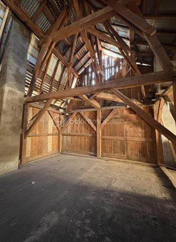 Un lieu chargé d’histoire, au centre d’un village de montagne authentique, offrant un potentiel rare.
Cette bâtisse en pierre, autrefois la forge du village, se situe au cœur de La Compôte, dans le massif préservé des Bauges. Elle bénéficie d’un environnement naturel exceptionnel : départs de randonnées, lacs, stations et paysages alpins accessibles en quelques minutes.

Un permis existant et un potentiel d’évolution remarquable
Le permis de construire actuellement validé prévoit deux plateaux pour une surface totale d’environ 135 m² aménageables.
Ce cadre offre déjà une base solide pour un projet d’habitation ou d’investissement.
Mais l’intérêt majeur réside dans la possibilité de modifier ce permis, ouvrant la voie à des aménagements plus ambitieux, jusqu’à environ 160 m² habitables selon les configurations.

Plusieurs scénarios deviennent alors envisageables:
Un grand logement familial de type T5
Deux logements distincts (T3 + T5)
Un projet modulé selon vos besoins, vos envies ou votre stratégie patrimoniale
La hauteur sous plafond et la charpente apparente permettent d’imaginer des volumes lumineux, uniques, avec un cachet exceptionnel.

 Caractéristiques et atouts:
Bâtisse en pierre, saine et rassurante
Raccordement électrique réalisé
Toiture partiellement refaite en bac acier (reste en tôle en bon état)
Possibilité de stationnement privatif couvert
Espaces terrasses exploitables
Volume intéressant pour entreposer du matériel ou créer un espace de travail selon projet
Idéal pour un investissement locatif, un projet familial ou un lieu de vie atypique

 Travaux à prévoir:
*Raccordement au tout-à-l’égout
*Raccordement à l’eau
*Aménagement intérieur complet selon le projet retenu

Un lieu à ressentir
Cette ancienne forge est un lieu qui se visite pour en saisir l’âme et le potentiel.
Même sans terrain, la nature environnante devient votre véritable espace extérieur : forêts, montagnes, sentiers, activités de plein air… Un cadre de vie rare.
La lumière, les volumes et la charpente confèrent à cette bâtisse un charme unique, difficile à percevoir sans s’y rendre.
Pour vous aider à vous projeter, un travail d’esquisse et de réflexion a été mené avec Chlôme (architecte / maître d’œuvre). Cette approche, indépendante du permis de construire existant, ouvre des perspectives intéressantes pour un futur projet.

Je reste à votre écoute pour toute question et, si cette bâtisse éveille votre intérêt, je suis disponible pour vous la faire visiter.