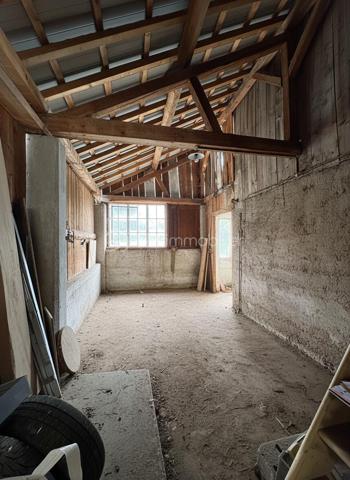 Un lieu chargé d’histoire, au centre d’un village de montagne authentique, offrant un potentiel rare.
Cette bâtisse en pierre, autrefois la forge du village, se situe au cœur de La Compôte, dans le massif préservé des Bauges. Elle bénéficie d’un environnement naturel exceptionnel : départs de randonnées, lacs, stations et paysages alpins accessibles en quelques minutes.

Un permis existant et un potentiel d’évolution remarquable
Le permis de construire actuellement validé prévoit deux plateaux pour une surface totale d’environ 135 m² aménageables.
Ce cadre offre déjà une base solide pour un projet d’habitation ou d’investissement.
Mais l’intérêt majeur réside dans la possibilité de modifier ce permis, ouvrant la voie à des aménagements plus ambitieux, jusqu’à environ 160 m² habitables selon les configurations.

Plusieurs scénarios deviennent alors envisageables:
Un grand logement familial de type T5
Deux logements distincts (T3 + T5)
Un projet modulé selon vos besoins, vos envies ou votre stratégie patrimoniale
La hauteur sous plafond et la charpente apparente permettent d’imaginer des volumes lumineux, uniques, avec un cachet exceptionnel.

 Caractéristiques et atouts:
Bâtisse en pierre, saine et rassurante
Raccordement électrique réalisé
Toiture partiellement refaite en bac acier (reste en tôle en bon état)
Possibilité de stationnement privatif couvert
Espaces terrasses exploitables
Volume intéressant pour entreposer du matériel ou créer un espace de travail selon projet
Idéal pour un investissement locatif, un projet familial ou un lieu de vie atypique

 Travaux à prévoir:
*Raccordement au tout-à-l’égout
*Raccordement à l’eau
*Aménagement intérieur complet selon le projet retenu

Un lieu à ressentir
Cette ancienne forge est un lieu qui se visite pour en saisir l’âme et le potentiel.
Même sans terrain, la nature environnante devient votre véritable espace extérieur : forêts, montagnes, sentiers, activités de plein air… Un cadre de vie rare.
La lumière, les volumes et la charpente confèrent à cette bâtisse un charme unique, difficile à percevoir sans s’y rendre.
Pour vous aider à vous projeter, un travail d’esquisse et de réflexion a été mené avec Chlôme (architecte / maître d’œuvre). Cette approche, indépendante du permis de construire existant, ouvre des perspectives intéressantes pour un futur projet.

Je reste à votre écoute pour toute question et, si cette bâtisse éveille votre intérêt, je suis disponible pour vous la faire visiter.