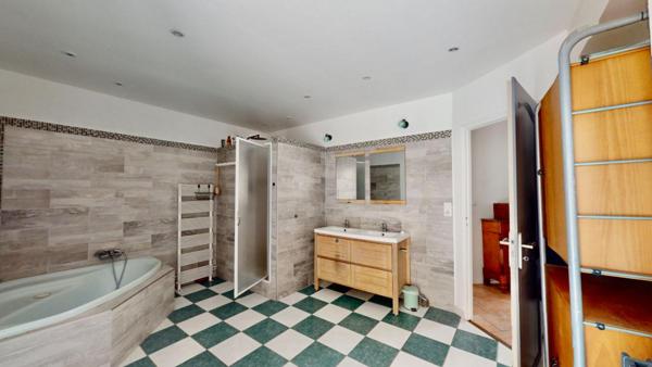 BÂTISSE ATYPIQUE 190 M2 PRIX 280 000