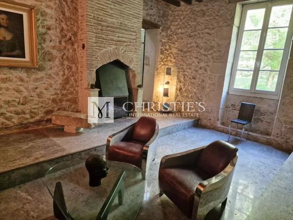 Un magnifique MANOR HOUSE et ses dépendances dans un domaine de 10 hectares de prés et de bois, près de CASTELJALOUX.