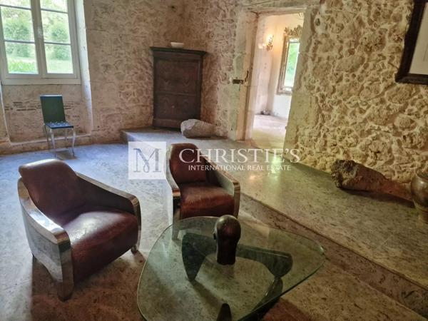 Un magnifique MANOR HOUSE et ses dépendances dans un domaine de 10 hectares de prés et de bois, près de CASTELJALOUX.