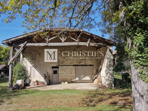 Un magnifique MANOR HOUSE et ses dépendances dans un domaine de 10 hectares de prés et de bois, près de CASTELJALOUX.