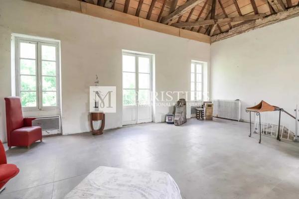 Un magnifique MANOR HOUSE et ses dépendances dans un domaine de 10 hectares de prés et de bois, près de CASTELJALOUX.