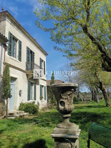 Un magnifique MANOR HOUSE et ses dépendances dans un domaine de 10 hectares de prés et de bois, près de CASTELJALOUX.