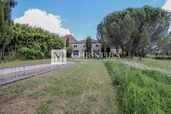 Un magnifique MANOR HOUSE et ses dépendances dans un domaine de 10 hectares de prés et de bois, près de CASTELJALOUX.