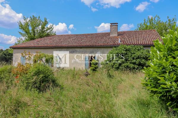 Un magnifique MANOR HOUSE et ses dépendances dans un domaine de 10 hectares de prés et de bois, près de CASTELJALOUX.