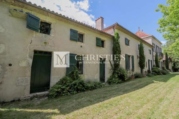 Un magnifique MANOR HOUSE et ses dépendances dans un domaine de 10 hectares de prés et de bois, près de CASTELJALOUX.