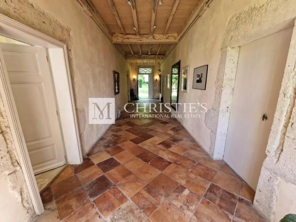 Un magnifique MANOR HOUSE et ses dépendances dans un domaine de 10 hectares de prés et de bois, près de CASTELJALOUX.