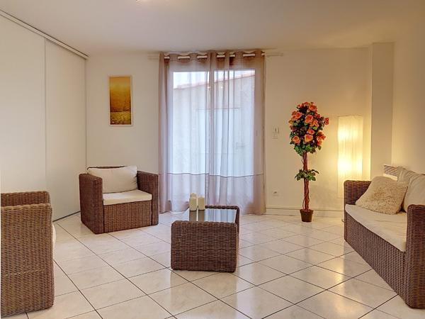 Bas de villa avec piscine privative