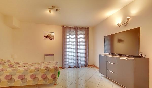 Bas de villa avec piscine privative