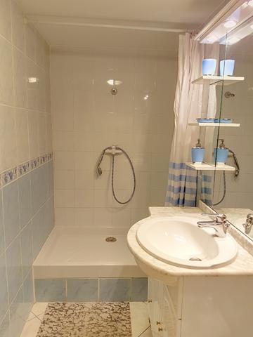 Bas de villa avec piscine privative