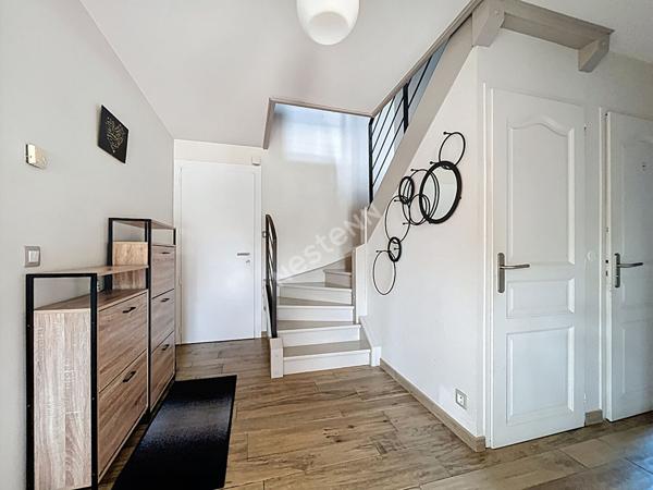 Maison individuelle de 120.91 m², avec terrain plat de 937 m², située en plein coeur du village prisé d'Epagny-Metz-Tessy