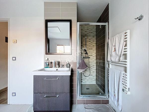 Maison individuelle de 120.91 m², avec terrain plat de 937 m², située en plein coeur du village prisé d'Epagny-Metz-Tessy