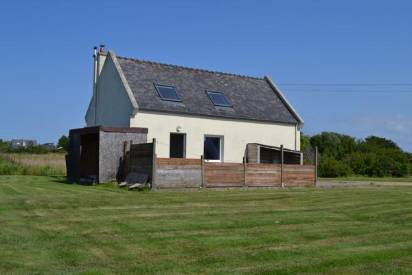 Plougasnou (29630) Plougasnou Le Diben, maison 2 chambres, belle vue mer sur 1400 m2 de terrain.