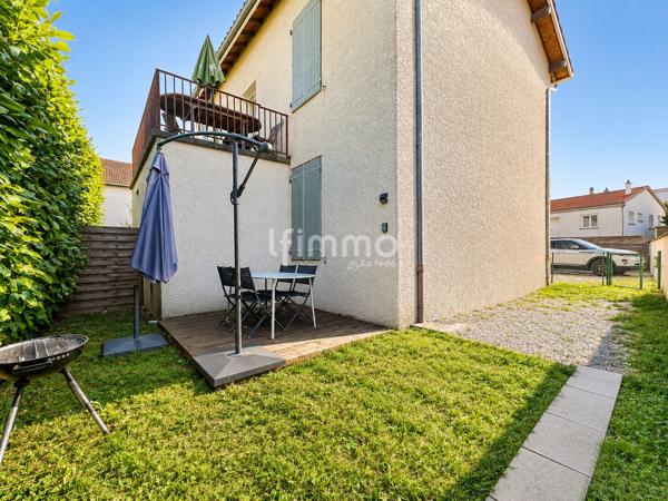 Appartement rez de chaussée 67m² 2 places de parking jardin 248m²