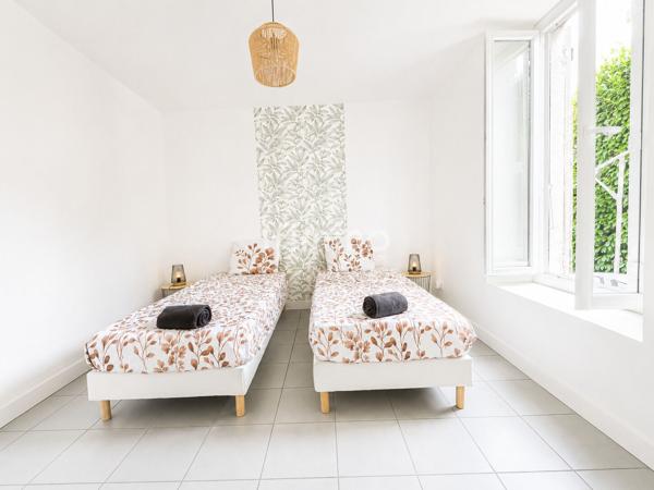 Appartement rez de chaussée 67m² 2 places de parking jardin 248m²
