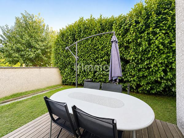 Appartement rez de chaussée 67m² 2 places de parking jardin 248m²