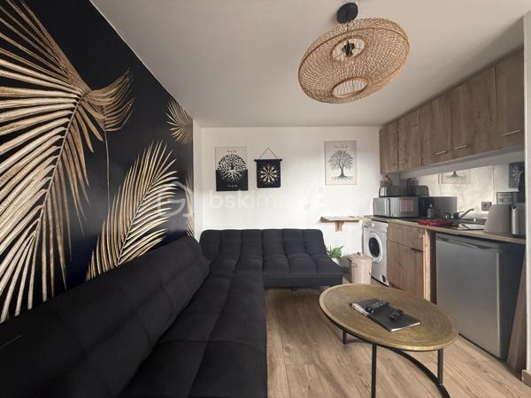 Situé à Équemauville, à proximité immédiate de Honfleur, cet immeuble en monopropriété, issu de la division d’une ancienne maison, développe une surface habitable totale d’environ 110 m².

Composé de trois logements indépendants, aménagés et équipés, cet ensemble immobilier représente une belle opportunité d’investissement, aussi bien pour une exploitation en location saisonnière que pour de la location annuelle.

Appartement T3 de 44,39 m² avec terrasse et spa

Situé au rez-de-chaussée, cet appartement comprend un séjour-salon, une cuisine aménagée et équipée, deux chambres ainsi qu’une salle d’eau avec WC.

Il bénéficie également d’un agréable espace extérieur avec terrasse, jacuzzi et abri.

Pouvant accueillir jusqu’à 6 ou 7 personnes, ce logement est proposé à partir de 150 € la nuit, avec des tarifs pouvant atteindre 300 € la nuit en haute saison.

Appartement T3 de 33,16 m²

Situé au premier étage, cet appartement se compose d’une pièce de vie avec cuisine ouverte, aménagée et équipée, de deux chambres ainsi que d’une salle d’eau avec WC.

Pouvant accueillir jusqu’à 6 personnes, il est généralement proposé entre 60 € et 70 € la nuit en basse et moyenne saison. Les tarifs peuvent atteindre 200 € la nuit en haute saison.

Appartement T2 de 32,68 m²

Niché au deuxième et dernier étage, ce véritable petit cocon comprend une pièce de vie avec cuisine aménagée et équipée, une chambre ainsi qu’une salle d’eau avec WC.

Il est proposé en moyenne autour de 50 € la nuit en basse saison et peut atteindre 150 € la nuit, voire davantage, en haute saison.

Grâce à ses trois logements indépendants, à leurs différentes capacités d’accueil et à la proximité de Honfleur, cet immeuble offre un beau potentiel locatif, en location saisonnière comme en location annuelle.

Sur la base des tarifs communiqués et selon le taux d’occupation, la rentabilité brute potentielle est estimée entre 10 % et 20 %, hors charges, fiscalité, frais d’acquisition et financement. Cette estimation est donnée à titre indicatif et ne constitue pas une garantie de revenus.

Prix de vente : 284 000 €

Les tarifs de location mentionnés sont communiqués à titre indicatif et peuvent varier selon la saison, la durée du séjour et les conditions de réservation.