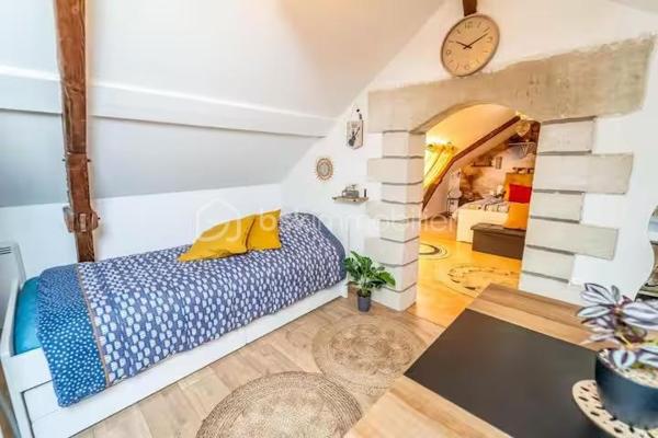 Situé à Équemauville, à proximité immédiate de Honfleur, cet immeuble en monopropriété, issu de la division d’une ancienne maison, développe une surface habitable totale d’environ 110 m².

Composé de trois logements indépendants, aménagés et équipés, cet ensemble immobilier représente une belle opportunité d’investissement, aussi bien pour une exploitation en location saisonnière que pour de la location annuelle.

Appartement T3 de 44,39 m² avec terrasse et spa

Situé au rez-de-chaussée, cet appartement comprend un séjour-salon, une cuisine aménagée et équipée, deux chambres ainsi qu’une salle d’eau avec WC.

Il bénéficie également d’un agréable espace extérieur avec terrasse, jacuzzi et abri.

Pouvant accueillir jusqu’à 6 ou 7 personnes, ce logement est proposé à partir de 150 € la nuit, avec des tarifs pouvant atteindre 300 € la nuit en haute saison.

Appartement T3 de 33,16 m²

Situé au premier étage, cet appartement se compose d’une pièce de vie avec cuisine ouverte, aménagée et équipée, de deux chambres ainsi que d’une salle d’eau avec WC.

Pouvant accueillir jusqu’à 6 personnes, il est généralement proposé entre 60 € et 70 € la nuit en basse et moyenne saison. Les tarifs peuvent atteindre 200 € la nuit en haute saison.

Appartement T2 de 32,68 m²

Niché au deuxième et dernier étage, ce véritable petit cocon comprend une pièce de vie avec cuisine aménagée et équipée, une chambre ainsi qu’une salle d’eau avec WC.

Il est proposé en moyenne autour de 50 € la nuit en basse saison et peut atteindre 150 € la nuit, voire davantage, en haute saison.

Grâce à ses trois logements indépendants, à leurs différentes capacités d’accueil et à la proximité de Honfleur, cet immeuble offre un beau potentiel locatif, en location saisonnière comme en location annuelle.

Sur la base des tarifs communiqués et selon le taux d’occupation, la rentabilité brute potentielle est estimée entre 10 % et 20 %, hors charges, fiscalité, frais d’acquisition et financement. Cette estimation est donnée à titre indicatif et ne constitue pas une garantie de revenus.

Prix de vente : 284 000 €

Les tarifs de location mentionnés sont communiqués à titre indicatif et peuvent varier selon la saison, la durée du séjour et les conditions de réservation.
