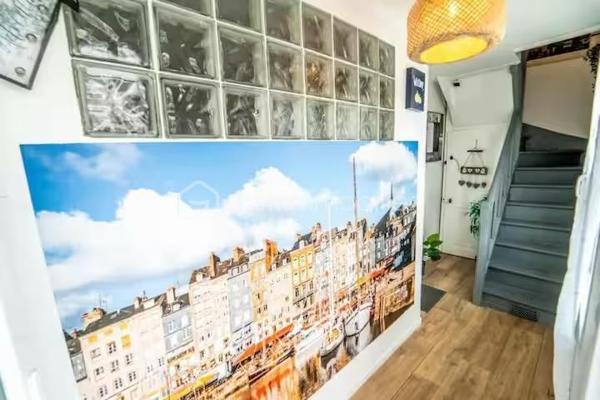 Situé à Équemauville, à proximité immédiate de Honfleur, cet immeuble en monopropriété, issu de la division d’une ancienne maison, développe une surface habitable totale d’environ 110 m².

Composé de trois logements indépendants, aménagés et équipés, cet ensemble immobilier représente une belle opportunité d’investissement, aussi bien pour une exploitation en location saisonnière que pour de la location annuelle.

Appartement T3 de 44,39 m² avec terrasse et spa

Situé au rez-de-chaussée, cet appartement comprend un séjour-salon, une cuisine aménagée et équipée, deux chambres ainsi qu’une salle d’eau avec WC.

Il bénéficie également d’un agréable espace extérieur avec terrasse, jacuzzi et abri.

Pouvant accueillir jusqu’à 6 ou 7 personnes, ce logement est proposé à partir de 150 € la nuit, avec des tarifs pouvant atteindre 300 € la nuit en haute saison.

Appartement T3 de 33,16 m²

Situé au premier étage, cet appartement se compose d’une pièce de vie avec cuisine ouverte, aménagée et équipée, de deux chambres ainsi que d’une salle d’eau avec WC.

Pouvant accueillir jusqu’à 6 personnes, il est généralement proposé entre 60 € et 70 € la nuit en basse et moyenne saison. Les tarifs peuvent atteindre 200 € la nuit en haute saison.

Appartement T2 de 32,68 m²

Niché au deuxième et dernier étage, ce véritable petit cocon comprend une pièce de vie avec cuisine aménagée et équipée, une chambre ainsi qu’une salle d’eau avec WC.

Il est proposé en moyenne autour de 50 € la nuit en basse saison et peut atteindre 150 € la nuit, voire davantage, en haute saison.

Grâce à ses trois logements indépendants, à leurs différentes capacités d’accueil et à la proximité de Honfleur, cet immeuble offre un beau potentiel locatif, en location saisonnière comme en location annuelle.

Sur la base des tarifs communiqués et selon le taux d’occupation, la rentabilité brute potentielle est estimée entre 10 % et 20 %, hors charges, fiscalité, frais d’acquisition et financement. Cette estimation est donnée à titre indicatif et ne constitue pas une garantie de revenus.

Prix de vente : 284 000 €

Les tarifs de location mentionnés sont communiqués à titre indicatif et peuvent varier selon la saison, la durée du séjour et les conditions de réservation.