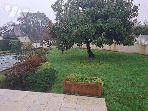 Une maison à usage d'habitation comprenant : au rez-de-chaussée : entrée avec rangements, cuisi...