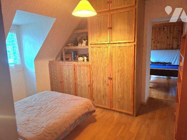 Une maison à usage d'habitation comprenant : au rez-de-chaussée : entrée avec rangements, cuisi...