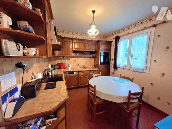 Une maison à usage d'habitation comprenant : au rez-de-chaussée : entrée avec rangements, cuisi...